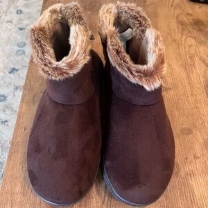 Isotoner Warm Brown Footwear size 8.5/9 machine washable